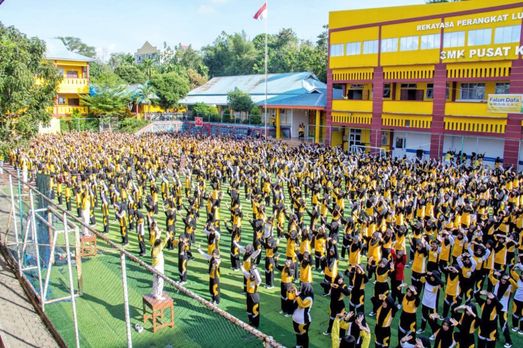 Falun Gong in Indonesia – practitioners doing the Falun Dafa exercises at a public event