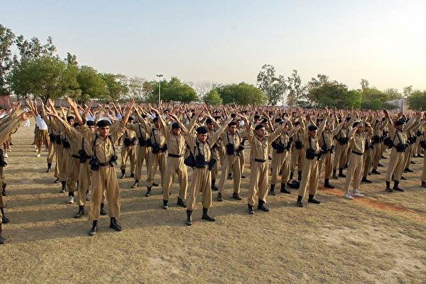印度德里警察训练大学上千学生现场学炼法轮功
