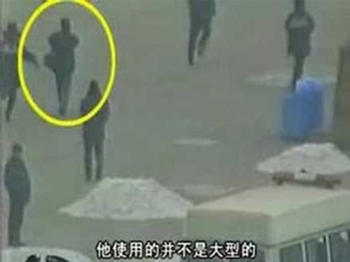 图中的男子在军警间从容拍摄。国际社会质疑：央视自焚影片有远景、近景，还有多个特写，并且录下了声音，显然摄影师做好了准备才能做到的专业拍摄。