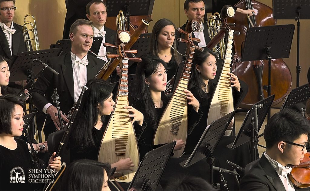 The Shen Yun live orchestra blends Western symphonic instruments with traditional Chinese ones like the pipa and erhu, creating a unique and powerful musical experience.