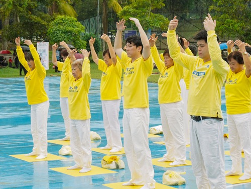 Practitioners demonstrated the Falun Gong exercises. (Minghui.org)